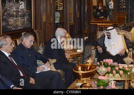 12. November 2012 - Riyadh, Riyadh, Saudi Arabien - der palästinensische Präsident Mahmoud Abbas trifft sich mit der Saudi-Arabische König Abdullah bin Abdul-Aziz in Riad am 12. November 2012 (Credit-Bild: © Thaer Ganaim/APA Images/ZUMAPRESS.com) Stockfoto