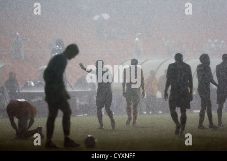 WASHINGTON, DC - 23. JULI: Spieler von DC United und Houston Dynamo verlassen das Spielfeld aus Sicherheitsgründen, da ein Sturm einen Stromausfall verursacht, der zu einer Verzögerung des Major League Soccer Matches im RFK Stadium am 23. Juli 2008 in Washington, DC führt. Kommerzielle Nutzung verboten. (Foto: Jonathan Paul Larsen / Diadem Images) Stockfoto