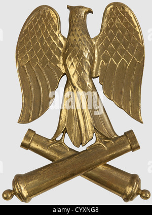 SECONDE REPUBLIQUE ET SECOND EMPIRE 1848-1870, Aigle de pavoisement de l'artillerie de la Garde Impériale, de Napoléon III. Bronze doré représentant une aigle surmontant deux canons entrecroisés. Revers avec légères traces d'oxydation et deux pas de vis (Boulons récents). Herkunft : serait attribué au général La Cherot (Cheroy?). Maße 43 x 31 cm, , Additional-Rights-Clearences-not available Stockfoto