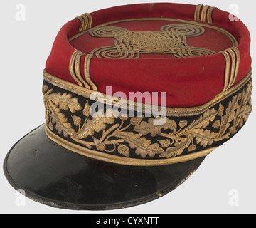 TROISIEME REPUBLIQUE 1870-1914,Képi de général de Brigade,vers 1892-1900,Calot et turban en drap Rouge,Bandeau de drap noir brodé en cannetille or sur un Rang de feuilles de chêne,visière en cuir avec soutache or sur la couture et orifice qui a du permettre de fixer un monocle,noeud à brugins Et soutaches verticales en soutache or.Intérieur en soie noire,étiquette Nominative derrière la basane avec marquage du fabricant 'Gerbeaud - Ducher,Hébrard & Cie,successeurs 279 rue St Honoré' et '15/10/1912 Général Levé'.Initiales au fer doré sou,Additional-Rights-Clearences-not available Stockfoto