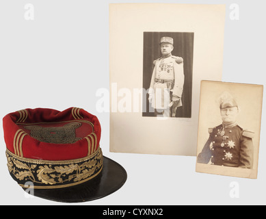 TROISIEME REPUBLIQUE 1870-1914, Képi de général de Brigade, vers 1892-1900, Calot et turban haut en drap Rouge, Bandeau de drap noir brodé en cannetille or sur un Rang de feuilles de chêne, visière en cuir avec soutache or, noeud hongrois à 5 brins fins et saches verticales en soutache or. Usures d'Usage. On y Joint 2 photographies de généraux, l'une du général Jeannerod en grande tenue 1872, et l'autre d'un général de Brigade en tunique 1921, , zusätzliche-Rechte-Clearences-nicht verfügbar Stockfoto