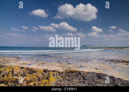 Strand, Blick nach Norden mit Ben Bulben und Knocknarea blau Reiseziel Reiseziele Eire europäischen Irish nördlichen Nordeuropa Stockfoto