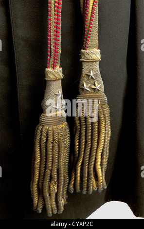 ENTRE-DEUX-GUERRES, lot de 2 tuniques Mle 1930 de général, l'une de divisionnaire à 3 étoiles en bon état avec ceinture-écharpe en filé Rouge et or à 3 étoiles de chaque côté de la ganse, ceinture présentant par endroit d'importantes taches d'nes dation et floches très teroxynes 2ème tunique de brigadier à 2 étoiles, en état moyen avec broderies ternies, taches et trous de mites, étiquette nominative du tailleur Rauch à Saumur, au nom du Colonel Cassel, , Additional-Rights-Clearences-not available Stockfoto