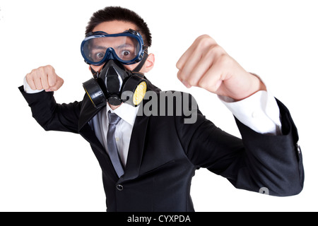 Junger Geschäftsmann mit Gasmaske in kämpfen position Stockfoto