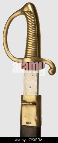 PREMIERE ET SECONDE RESTAURATION 1815-1848, Saber d'infanterie, modèle 1816 dit 'briquet', Poignée de cuivre monobloc à une Branche, comportant 28 cannelures, fourreau de cuir noirci et garnitures (chape et bouterolle) en cuivre, lame plate, dos de la lame marqué 'manuf RLE du Klingenthal, août? (Effacé)', poincons divers visibles, dont 'B, K' (dans une couronne de laurier) et '46', bon état général, longueur 75 cm, , Additional-Rights-Clearences-not available Stockfoto