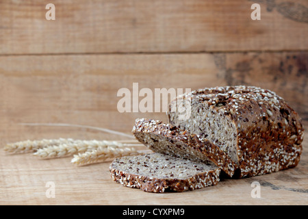 Vollkorn Brad und Weizen Spikes auf einer Holzplatte Stockfoto