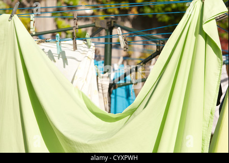 Waschen hängen zerknittertes an sonnigen Tag trocknen Blatt im Vordergrund gehalten von peg Stockfoto