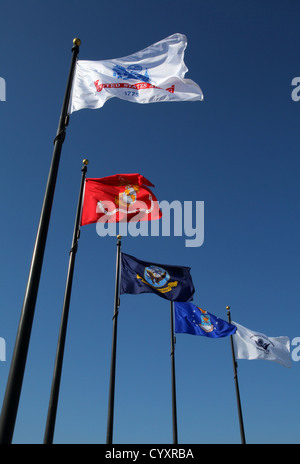 Die fünf Service-Flaggen schnappen in der Brise als Vizegouverneur von New Jersey Kim Guadagno; US-Abgeordneter Jon Runyan, N.J. 3. Bezirk und Major Gen Michael L. Cunniff, The Adjutant General of New Jersey, zusammen mit Zustand-Veteran Organisationen trat vor kurzem mobilisiert Stockfoto