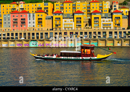 Rabelo-Boot auf dem Fluss Douro mit Touristen Stockfoto