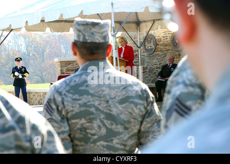 New Jersey Vizegouverneur Kim Guadagno; Center am Podium, Adressen eine Menge, die staatliche Veteranen Organisationen Mitglieder und Stockfoto