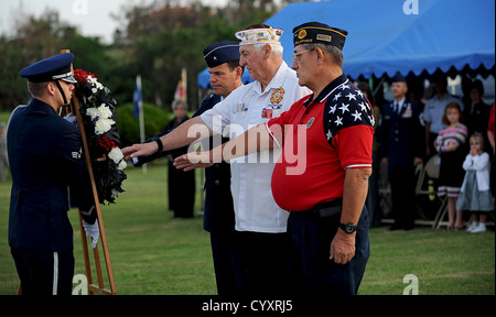 Don Allen, Okinawa American Legion Befehlshaber, Dennis Provencher, Okinawa Veterans of Foreign Wars Commander und US Air Force Stockfoto