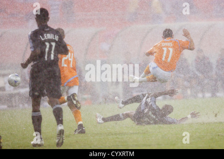 WASHINGTON, DC - 23. JULI: Gonzalo Martinez von DC United bekämpft Brad Davis von den Houston Dynamo während des Major League Fußballspiels im RFK Stadium am 23. Juli 2008 in Washington, DC. Nur zur redaktionellen Verwendung. Kommerzielle Nutzung verboten. (Foto: Jonathan Paul Larsen / Diadem Images) Stockfoto