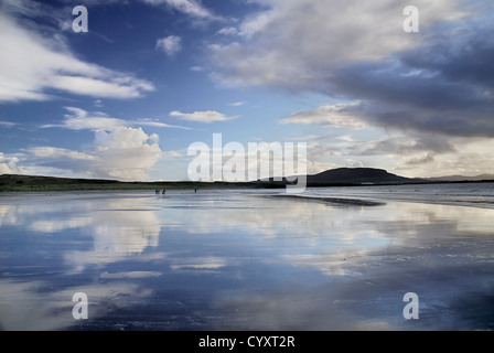 Strand mit Knocknarea Mountain in der Ferne. Eire irischer Nordeuropa Republik Stockfoto