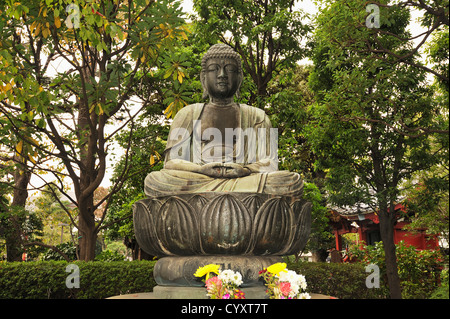 Eine Statue des Buddha in den Garten der Senso-Ji Tempel in Asakusa, Tokio, Japan Stockfoto
