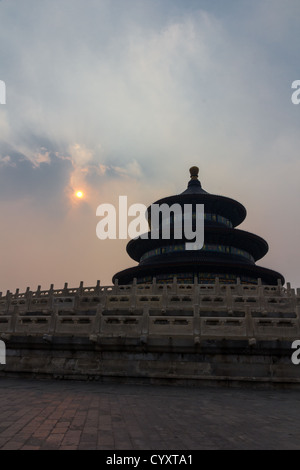 Halle des Gebets für gute Ernten bei Sonnenuntergang im Tiantan Gongyuan, Peking, China Stockfoto