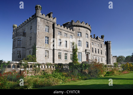 Irland, County Sligo, Markree, Schloss Hotel eckige Blick auf die Burg mit Teil des Gartens im Vordergrund. Stockfoto