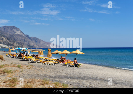 Strand mit Sonnenanbeter in Kardamena, Insel Kos, Griechenland Stockfoto