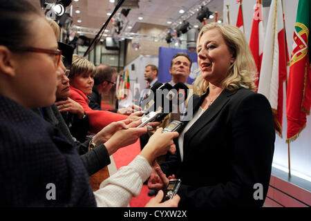 12. November 2012 - Brüssel (Belgien) - finnische Finanzministerin Jutta Urpilainen im Gespräch mit der Presse vor einem Treffen der Eurogruppe. Bildnachweis: BERNAL zurücksetzen / Alamy live-News. Stockfoto