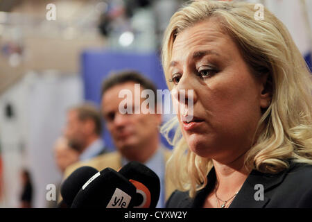 12. November 2012 - Brüssel (Belgien) - finnische Finanzministerin Jutta Urpilainen im Gespräch mit der Presse vor einem Treffen der Eurogruppe. Bildnachweis: BERNAL zurücksetzen / Alamy live-News. Stockfoto