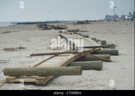 Freiwillige bereinigen Schmutz und Sand abgelagert vom Hurricane Sandy vom Strand und der Promenade Stockfoto