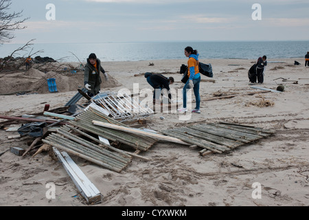 Freiwillige bereinigen Schmutz und Sand abgelagert vom Hurricane Sandy vom Strand und der Promenade in Brighton und Coney Island Stockfoto