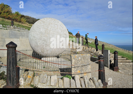 Die Great Globe hergestellt aus Portland Stein am Durston Burg, Isle of Purbeck entlang der Jurassic Coast, Dorset, Südengland, Großbritannien Stockfoto