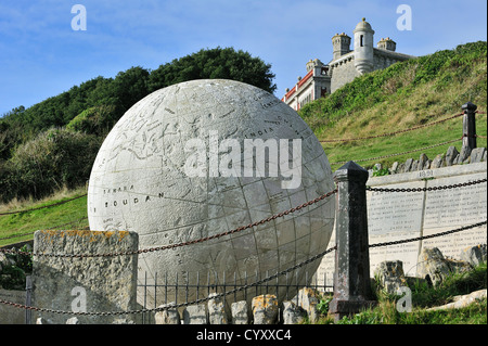 Die Great Globe hergestellt aus Portland Stein am Durston Burg, Isle of Purbeck entlang der Jurassic Coast, Dorset, Südengland, Großbritannien Stockfoto