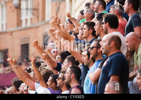 Menschen im Campo Quadrat, Palio von Siena, Siena, Toskana, Italien, Europa Stockfoto