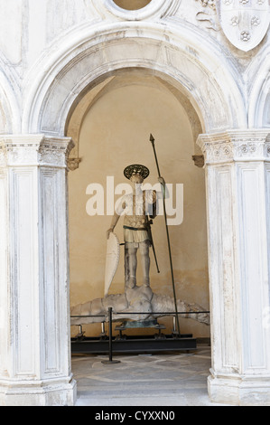 St. Theodore Statue, Dogenpalast, Venedig, Italien. Stockfoto