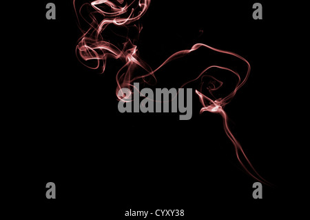 WISPs von roter Rauch vor schwarzem Hintergrund Stockfoto