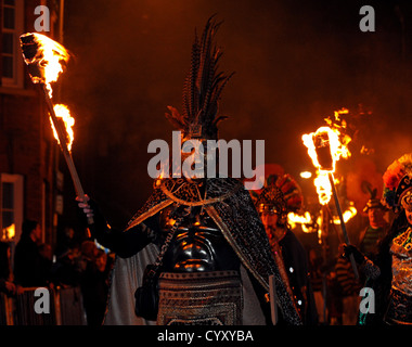 Traditionelle Lagerfeuer Nacht feiern in der Stadt von Lewes sind eines der größten und berühmtesten im Land Stockfoto