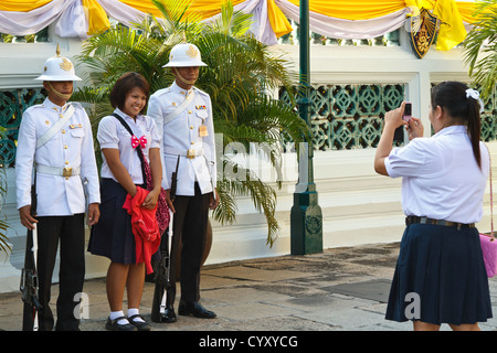 Touristen, die die Fotos von den Royal Palace Guards in Bangkok, Thailand Stockfoto