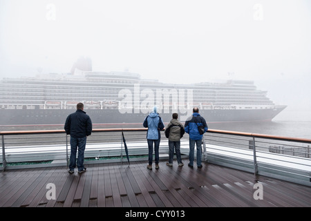 Deutschland, Hamburg, Passagier Kreuzfahrtschiff Queen Elizabeth Ankunft am Cruise Center Altona Stockfoto