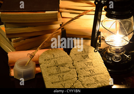 Tabellen der Recht Surrunded von Büchern in einer Lampe Licht Stockfoto