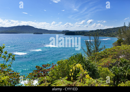 Jamaika. Das Meer in den sonnigen Tag und die Berge. Stockfoto