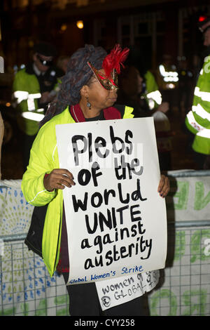 12. November 2012, Guildhall, London, UK. Wie Lord Mayor of London ein Bankett für die Banker und Geschäftsleute der Stadt besitzt, schneidet ein Protest gegen die Sparmaßnahmen entgegengesetzten stattfindet. Genannten PIIGS und Plebs von London. PIIGS sind die Menschen in Portugal, Italien, Irland, Griechenland und Spanien, diesen Ländern am meisten wegen der Kürzungen leiden. Stockfoto