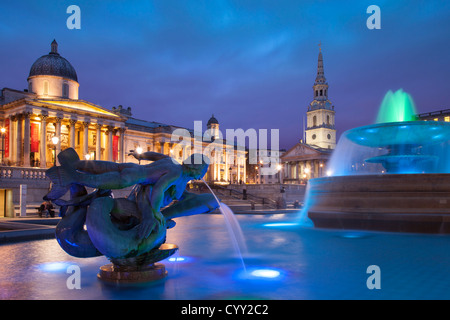 Trafalgar Square mit St. Martins im Feld, Nationalgalerie, West End, London England, UK Stockfoto