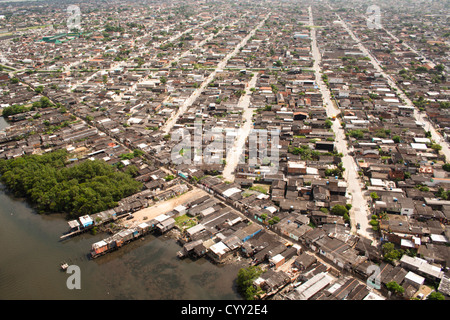 Luftaufnahme von Mexiko 70 Favela Slum in São Vicente, São Paulo Zustand Ufer, Brasilien Stockfoto