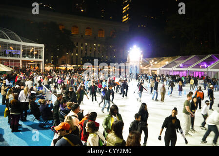 NEW YORK - NOVEMBER 12: Menschen Schlittschuh bei Citi Teich im Bryant Park 12. November 2012 in New York City. Stockfoto