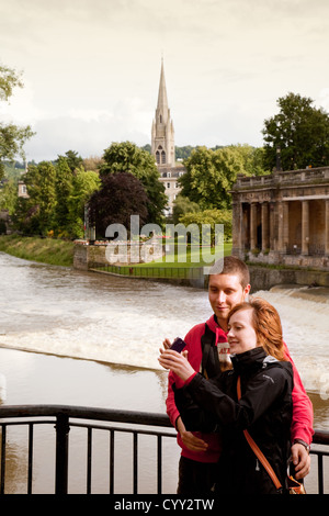 Ein junges Paar, die Aufnahme ihrer (wobei ein Selbstporträt), durch den Fluss Avon an der Badewanne Somerset UK Stockfoto