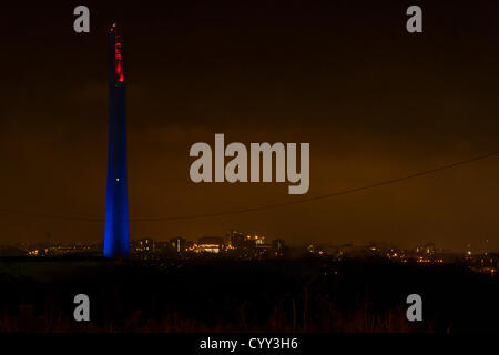 Northampton Aufzug Turm geht rot, weiß und blau an der Spitze. Montag, 12. November 2012, anlässlich des 30. Jahrestages der Königin das Gebäude offiziell öffnen (es war bekannt als Express-Lift-Turm) der Turm ist 127 m hoch und ist das einzige Bauwerk seiner Art in Großbritannien. Die National-Lift-Turm wurde im Oktober 2009 wiedereröffnet für Unternehmen. Lokale Unternehmen Bühne rechts Productions Ltd, sofern die Lichter und das Projekt wurde finanziert von Northamptonshire Grafschaftsrat. Stockfoto