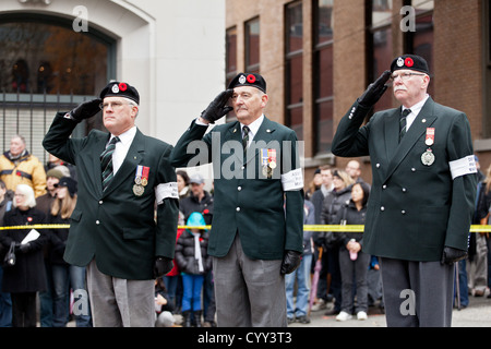 Auf Erinnerung-Tag in der Nähe der Kenotaph in Vancouvers Siegesplatz stehen drei Veteranen auf der Hut. Stockfoto