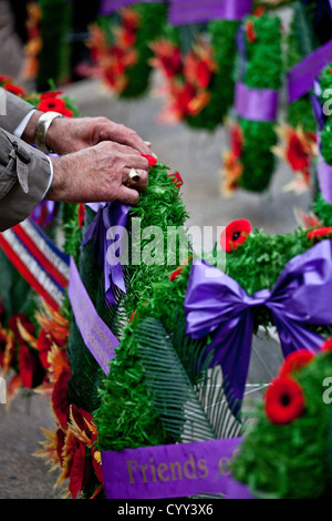 Eine Veteran hinterlässt seine Mohn auf einen Kranz auf dem Kenotaph während Erinnerung-Tag Zeremonie in Vancouvers Siegesplatz gelegt. Stockfoto