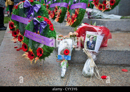 Poppys und Kränze sind auf den Stufen des Kenotaphs am Volkstrauertag in Vancouvers Siegesplatz gelegt. Stockfoto