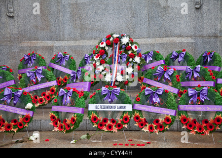 Poppys und Kränze sind am Volkstrauertag am Ehrenmal in Vancouvers Siegesplatz gelegt. Stockfoto