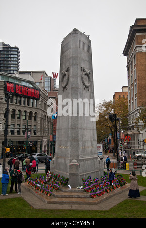 Poppys und Kränze sind am Volkstrauertag am Ehrenmal in Vancouvers Siegesplatz gelegt. Stockfoto