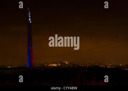 Northampton Aufzug Turm geht rot, weiß und blau an der Spitze. Montag, 12. November 2012, anlässlich des 30. Jahrestages der Königin das Gebäude offiziell öffnen (es war bekannt als Express-Lift-Turm) der Turm ist 127 m hoch und ist das einzige Bauwerk seiner Art in Großbritannien. Die National-Lift-Turm wurde im Oktober 2009 wiedereröffnet für Unternehmen. Lokale Unternehmen Bühne rechts Productions Ltd, sofern die Lichter und das Projekt wurde finanziert von Northamptonshire Grafschaftsrat. Stockfoto