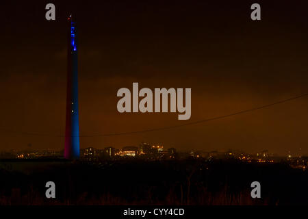 Northampton Aufzug Turm geht rot, weiß und blau an der Spitze. Montag, 12. November 2012, anlässlich des 30. Jahrestages der Königin das Gebäude offiziell öffnen (es war bekannt als Express-Lift-Turm) der Turm ist 127 m hoch und ist das einzige Bauwerk seiner Art in Großbritannien. Die National-Lift-Turm wurde im Oktober 2009 wiedereröffnet für Unternehmen. Lokale Unternehmen Bühne rechts Productions Ltd, sofern die Lichter und das Projekt wurde finanziert von Northamptonshire Grafschaftsrat. Stockfoto