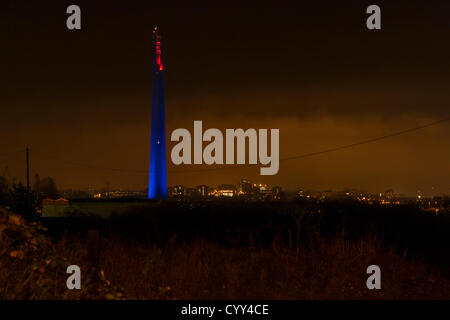 Northampton Aufzug Turm geht rot, weiß und blau an der Spitze. Montag, 12. November 2012, anlässlich des 30. Jahrestages der Königin das Gebäude offiziell öffnen (es war bekannt als Express-Lift-Turm) der Turm ist 127 m hoch und ist das einzige Bauwerk seiner Art in Großbritannien. Die National-Lift-Turm wurde im Oktober 2009 wiedereröffnet für Unternehmen. Lokale Unternehmen Bühne rechts Productions Ltd, sofern die Lichter und das Projekt wurde finanziert von Northamptonshire Grafschaftsrat. Stockfoto