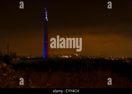 Northampton Aufzug Turm geht rot, weiß und blau an der Spitze. Montag, 12. November 2012, anlässlich des 30. Jahrestages der Königin das Gebäude offiziell öffnen (es war bekannt als Express-Lift-Turm) der Turm ist 127 m hoch und ist das einzige Bauwerk seiner Art in Großbritannien. Die National-Lift-Turm wurde im Oktober 2009 wiedereröffnet für Unternehmen. Lokale Unternehmen Bühne rechts Productions Ltd, sofern die Lichter und das Projekt wurde finanziert von Northamptonshire Grafschaftsrat. Stockfoto